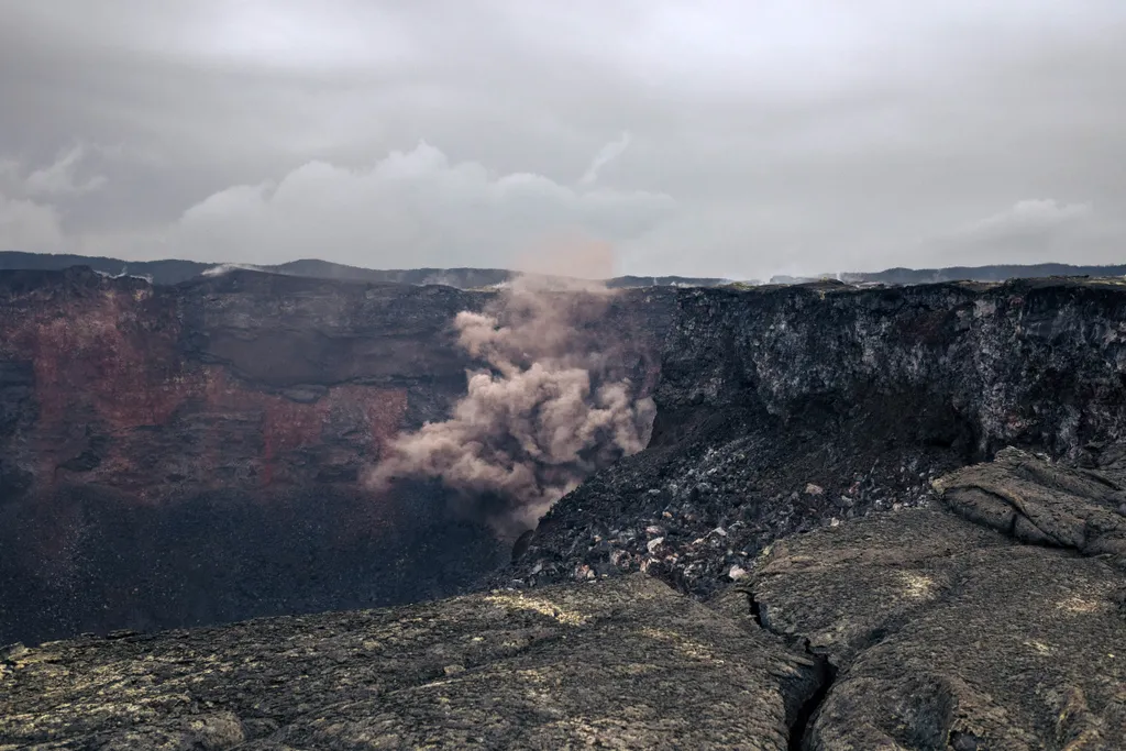 vulkán szakértők helikoptert szállítanak a Kongói Demokratikus Köztársaság kráterébe TOPSHOTS Horizontal GENERAL VIEW VOLCANO ERUPTION VOLCANO AERIAL VIEW 