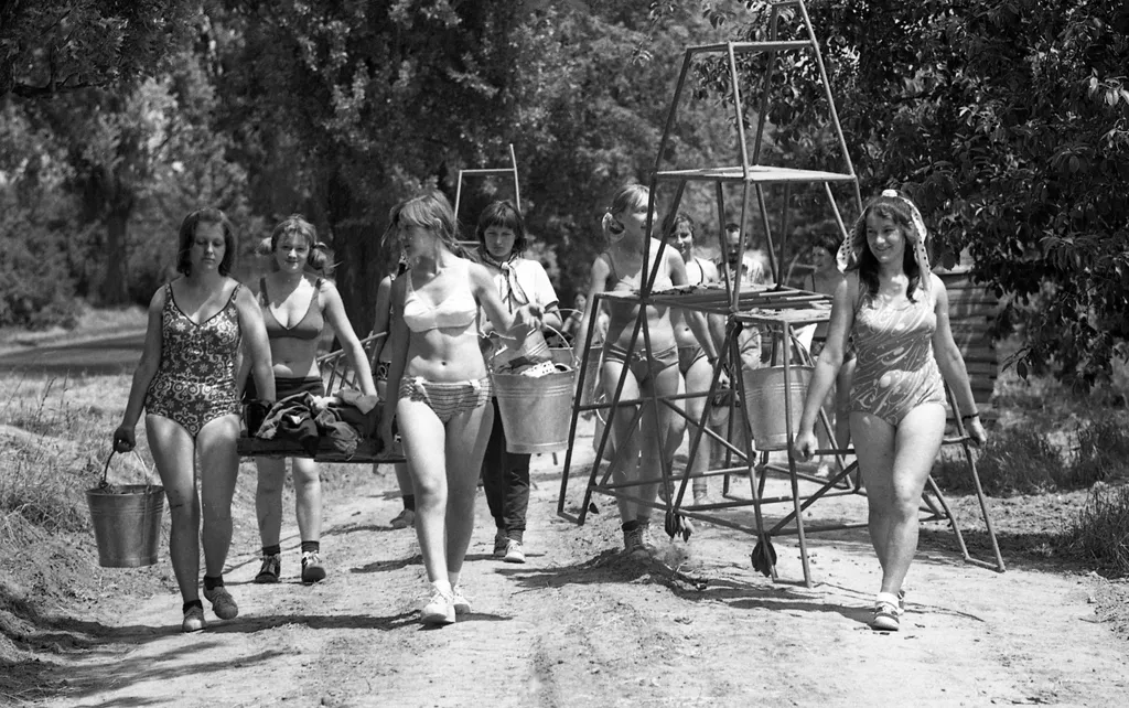 Lengyeltóti
a Kállai Éva KISZ-tábor lakói cseresznyeszedésen a helyi állami gazdaságban.
fürdőruha
1974 