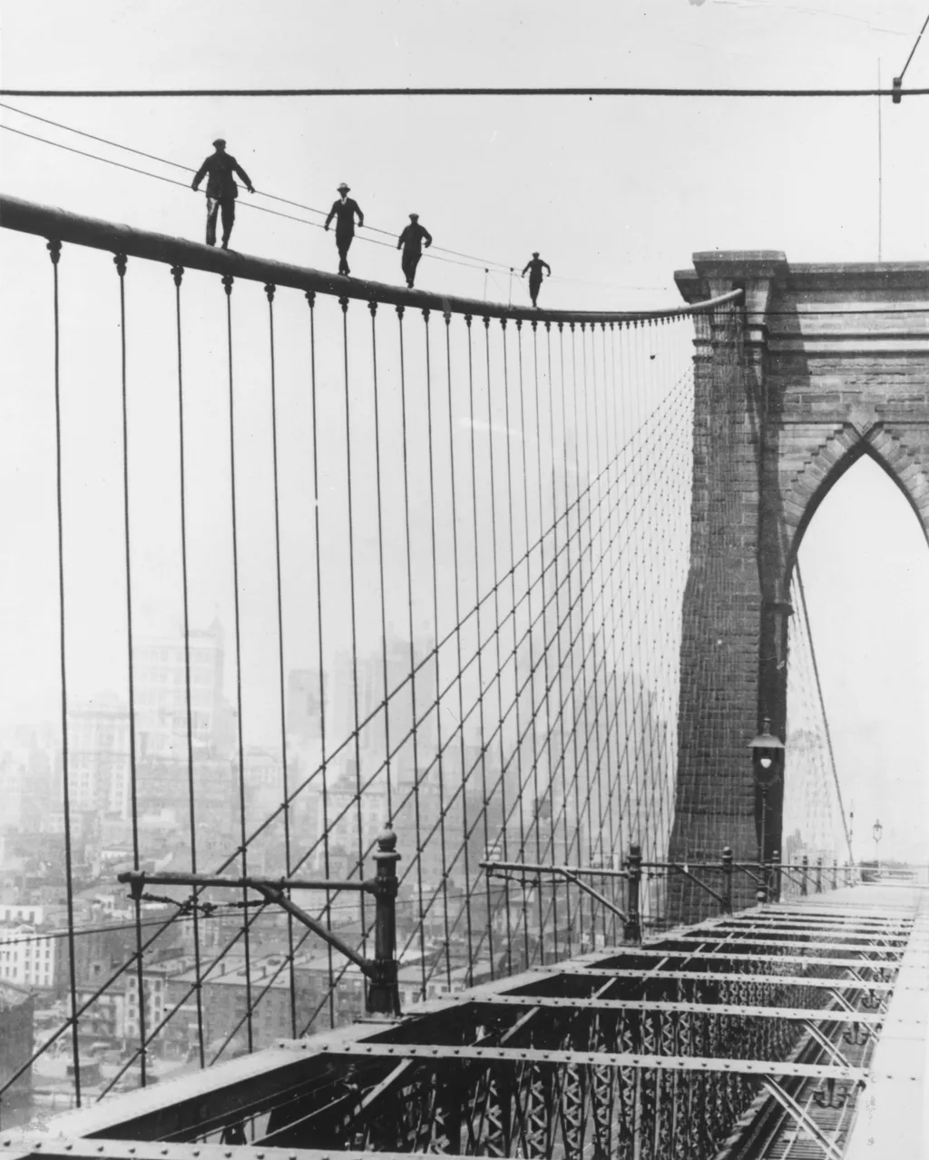 Brooklyn híd, 140,  Bridge Climb format portrait;road bridge;male;walking;danger;Roles & Occupations;North America;T 61891 