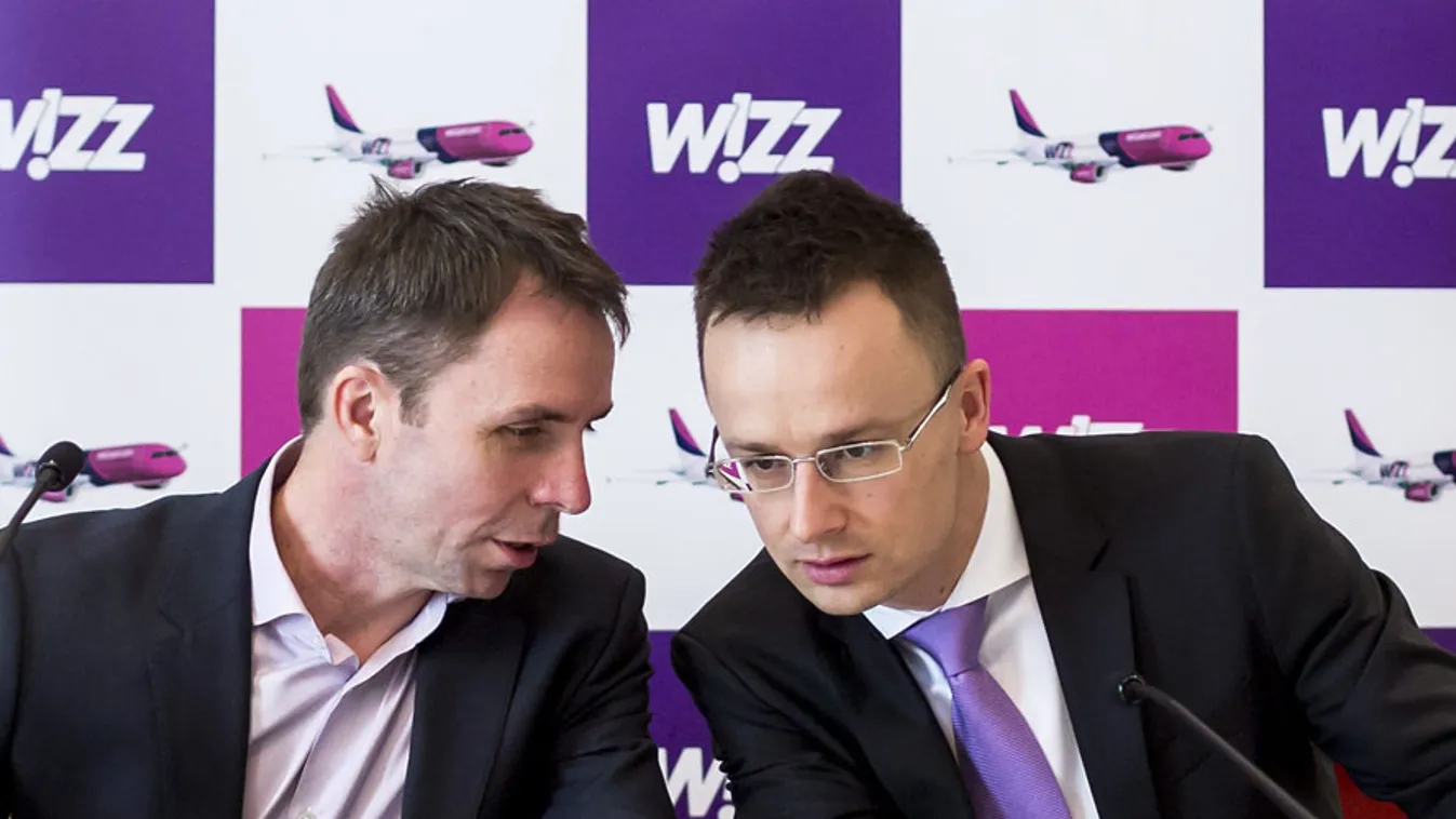 Váradi József, a Wizz Air vezérigazgatója (b) és Szijjártó Péter, a Miniszterelnökség külügyi és külgazdasági államtitkára a bakui járat bejelentésén 2013. április 11-én
