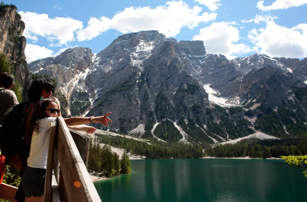 Képeken egy varázslatos alpesi tó Dél-Tirolban, Braies-tó, galéria, 2023 