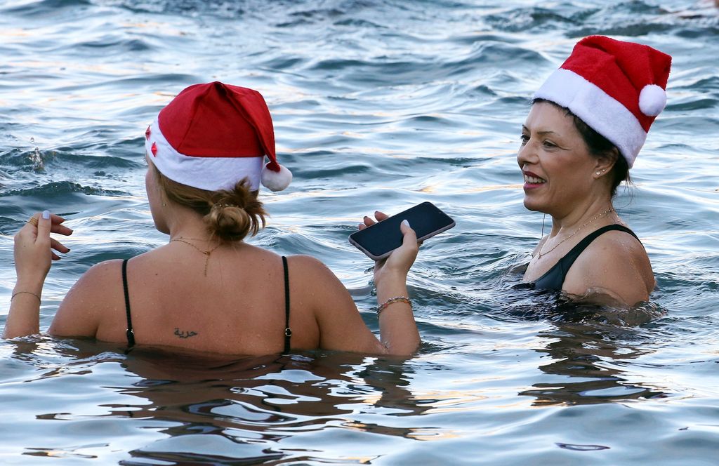 Jegesmedvék úszóklub  az Atlanti-óceán 14 Celsius-fokos vizében rendezett hagyományos karácsonyi fürdőzésen a délnyugat-franciaországi Biarritzban 2022. december 24-én.
MTI/AP/Bob Ed 
