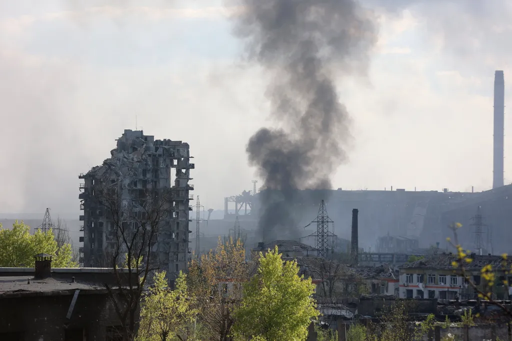Ukrán válság 2022, orosz, ukrán, háború, Ukrajna, Mariupol, füst, Azovsztal acélmű 