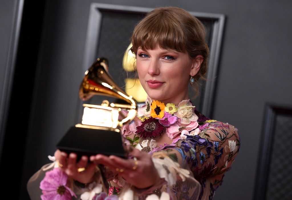 63. Grammy-díjátadó gála 2021.  SWIFT, Taylor 