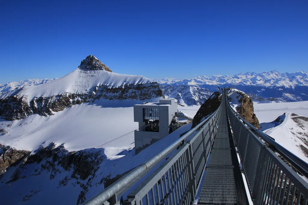 2900 méteres magasságban kelhet át a svájci Alpok két csúcsa között ezen a 100 méteres függőhídon, galéria, 2023 
