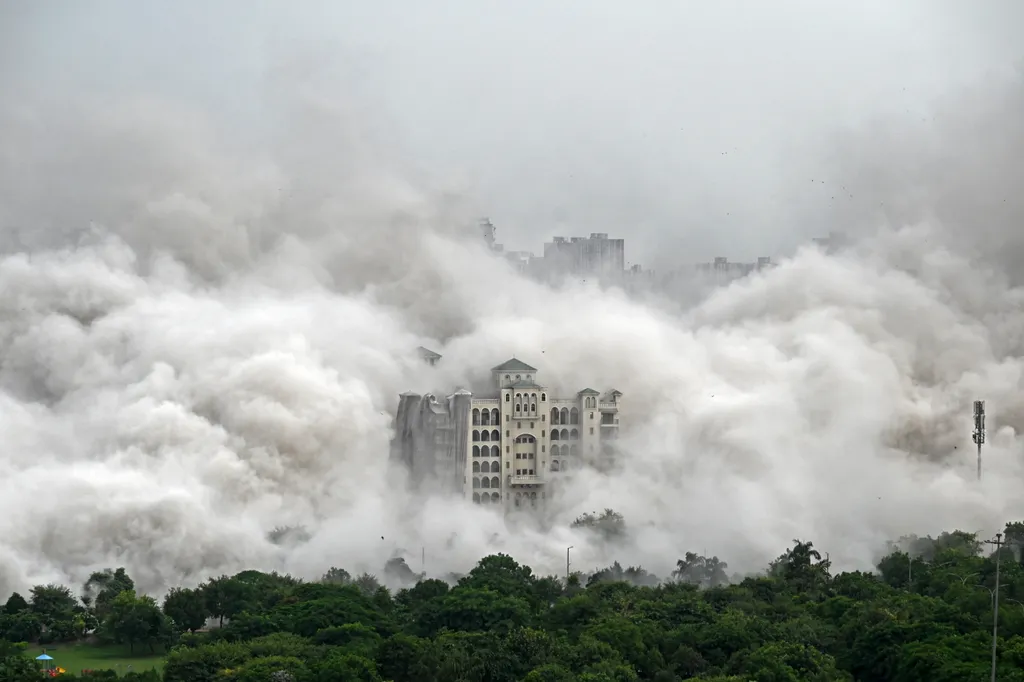 Nodia, felhőkarcoló, toronyház, épület, robbantás, megsemmisítés, india, bontás 