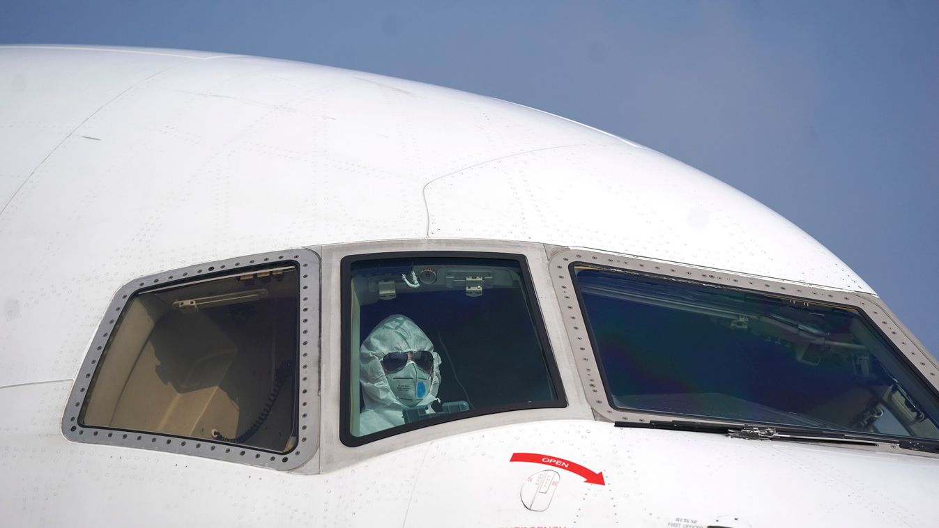 Vuhan, 2020. január 28.
Védőruhát viselő pilóta egy teherszállító repülőgépben a Vuhan-Tianho nemzetközi repülőtéren 2020. január 28-án. Az új, tüdőgyulladást okozó koronavírus a 11 millió lakosú Vuhan egyik halpiacán bukkant fel január elején, és eddig l