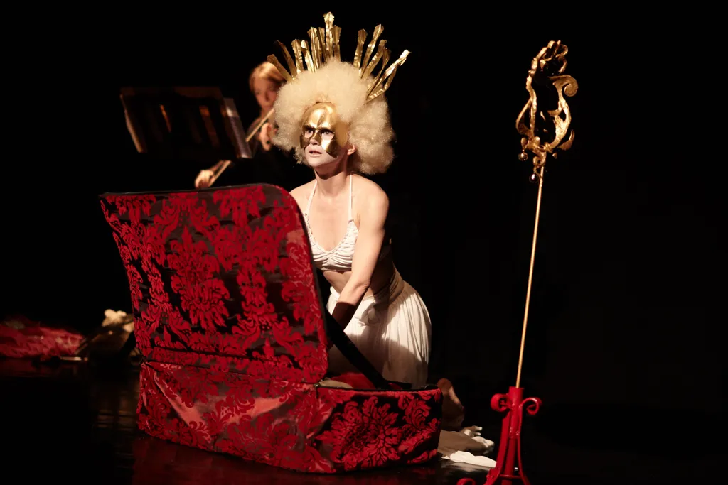 Földi Kinga Bőrönd és maszk, színpadi kellékek; Góbi Rita Szemünk fénye, Nemzeti Táncszínház, Budapest, 2014 
