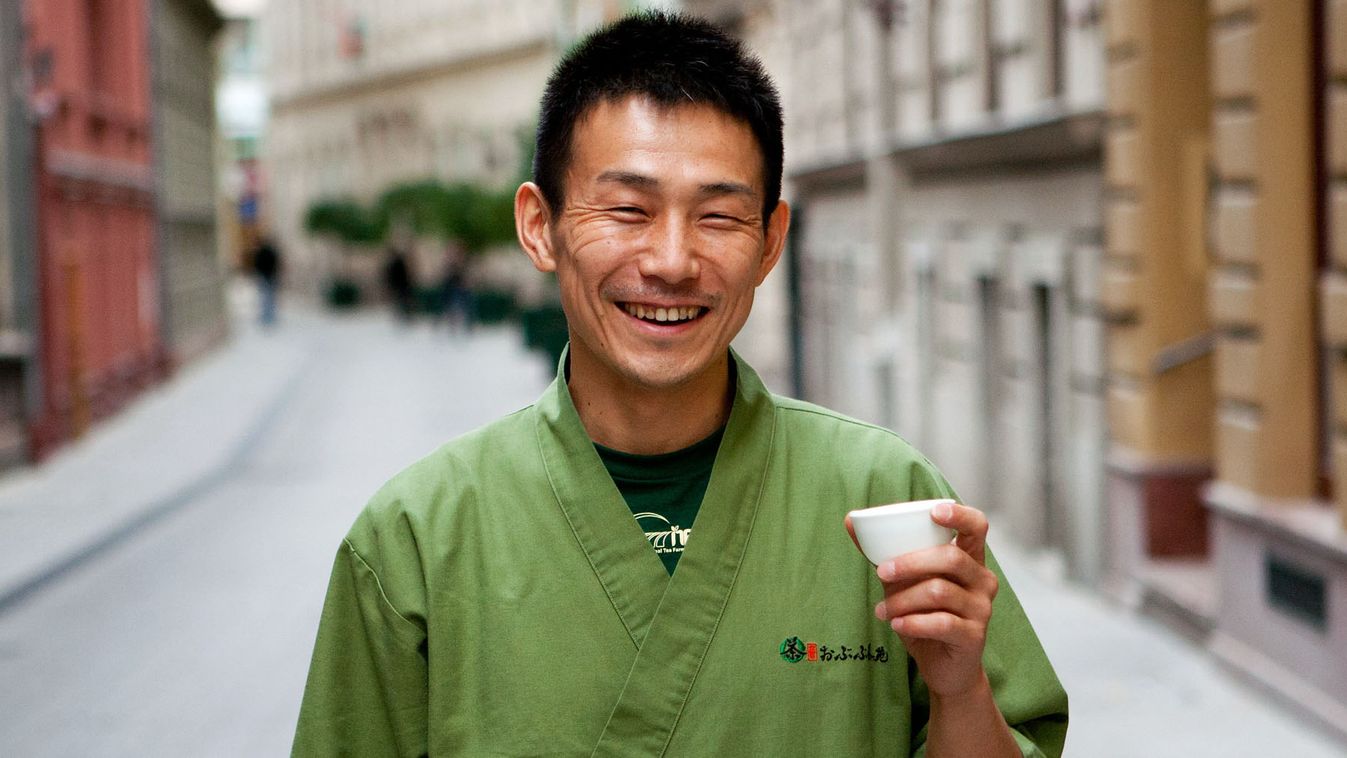 Jaszuharu Macumata (Matsumata Yasuharu) japán teatanár, teafarmer a budapesti Hamami teaházban tartott előadása előtt, 2013. szeptember 30-án