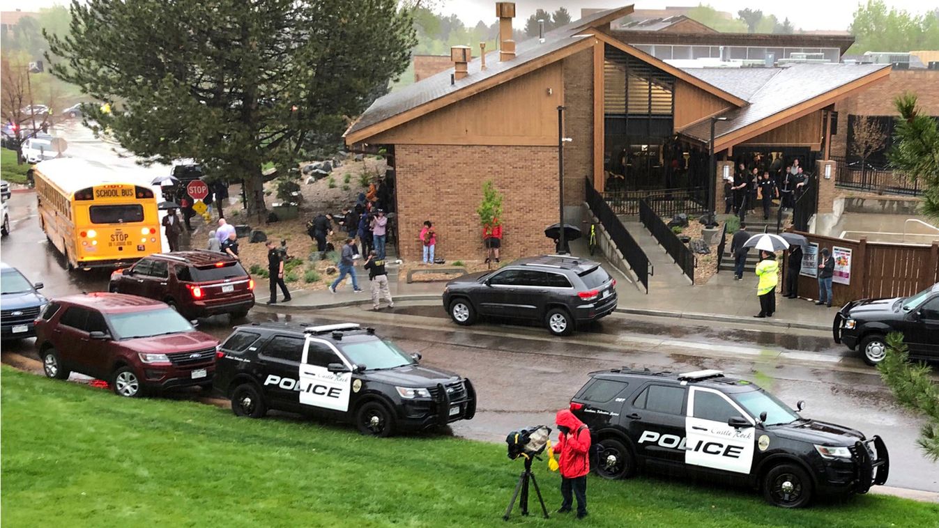 Highlands Ranch, 2019. május 8.
A gyerekek és szüleik találkozási pontjaként kijelölt közösségi ház Highlands Ranchben 2019. május 7-én, miután két diák lövöldözött a coloradói Denver elővárosában. Egy 18 éves diákfiú életét vesztette, többen megsebesülte