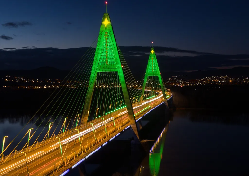 Karácsonyfát megjelenítő díszkivilágításban a Megyeri-híd 