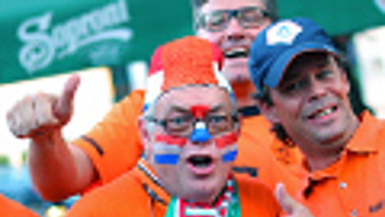 Szurkolók a Hollandia-Magyarország labdarúgó mérkőzés előtt Budapesten