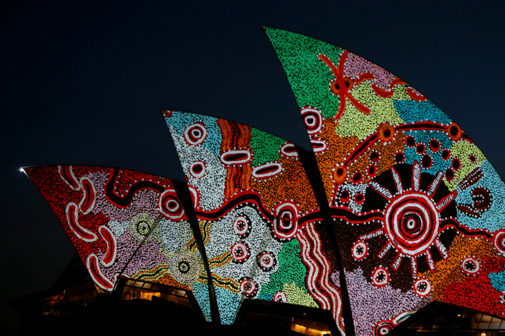 Ausztrália nemzeti napja alkalmából különleges kivilágítást kapott a Sydney Operaház 