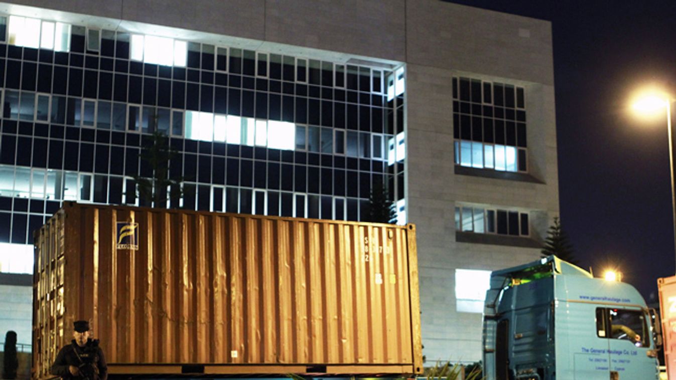 Konténerszállító teherautó a nicosiai jegybank előtt. A teherautók euróbankjegyeket szállítottak Frankfurtból, az Európai Központi Bankból a ciprusi bankok másnapi megnyitásához