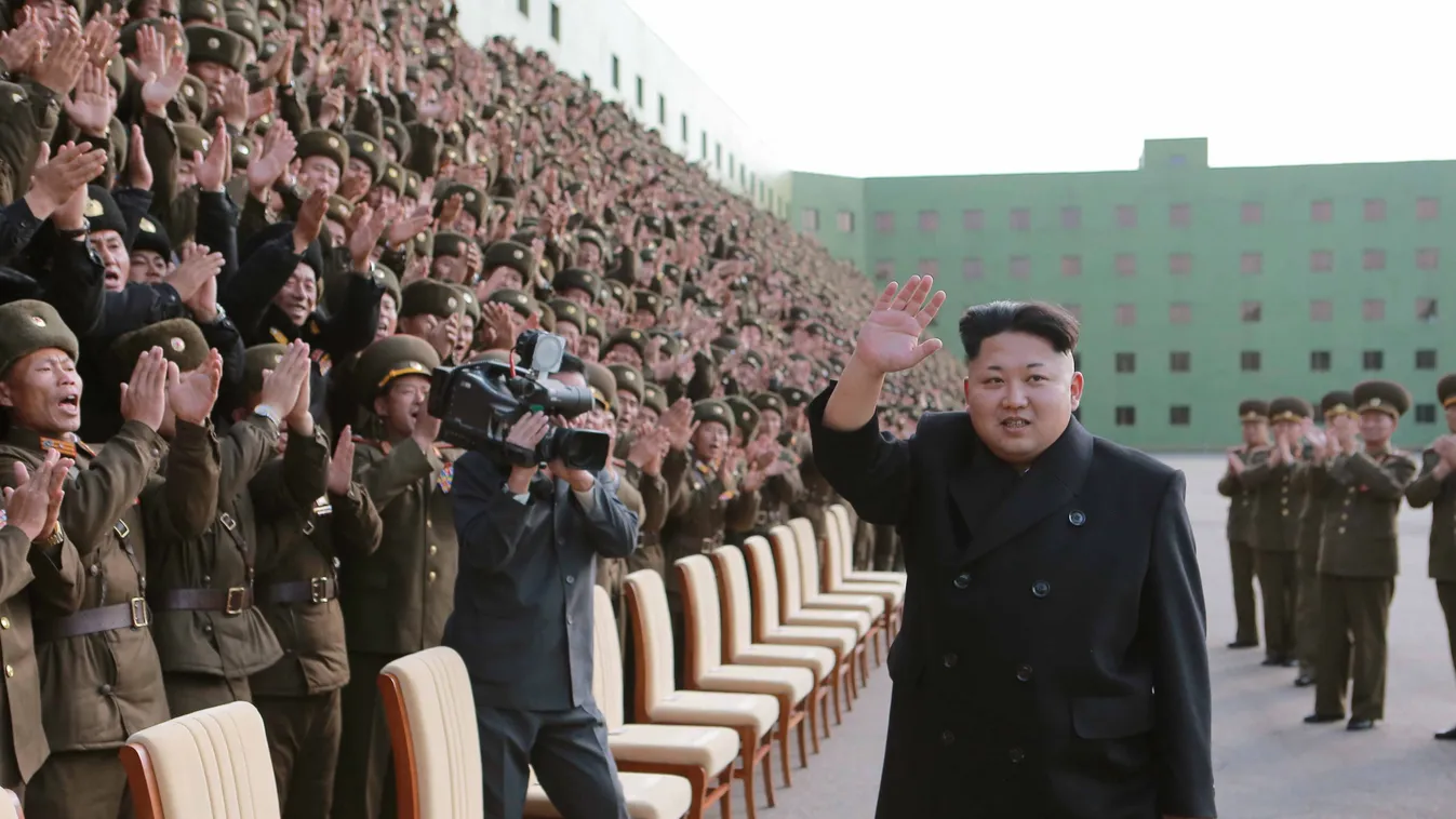 KIM Dzsong Un A KCNA észak-koreai hírügynökség által  közreadott képen Kim Dzsong Un első számú észak-koreai vezető, a Koreai Munkapárt első titkára integet egy katonai rendezvényen Phenjanban. 