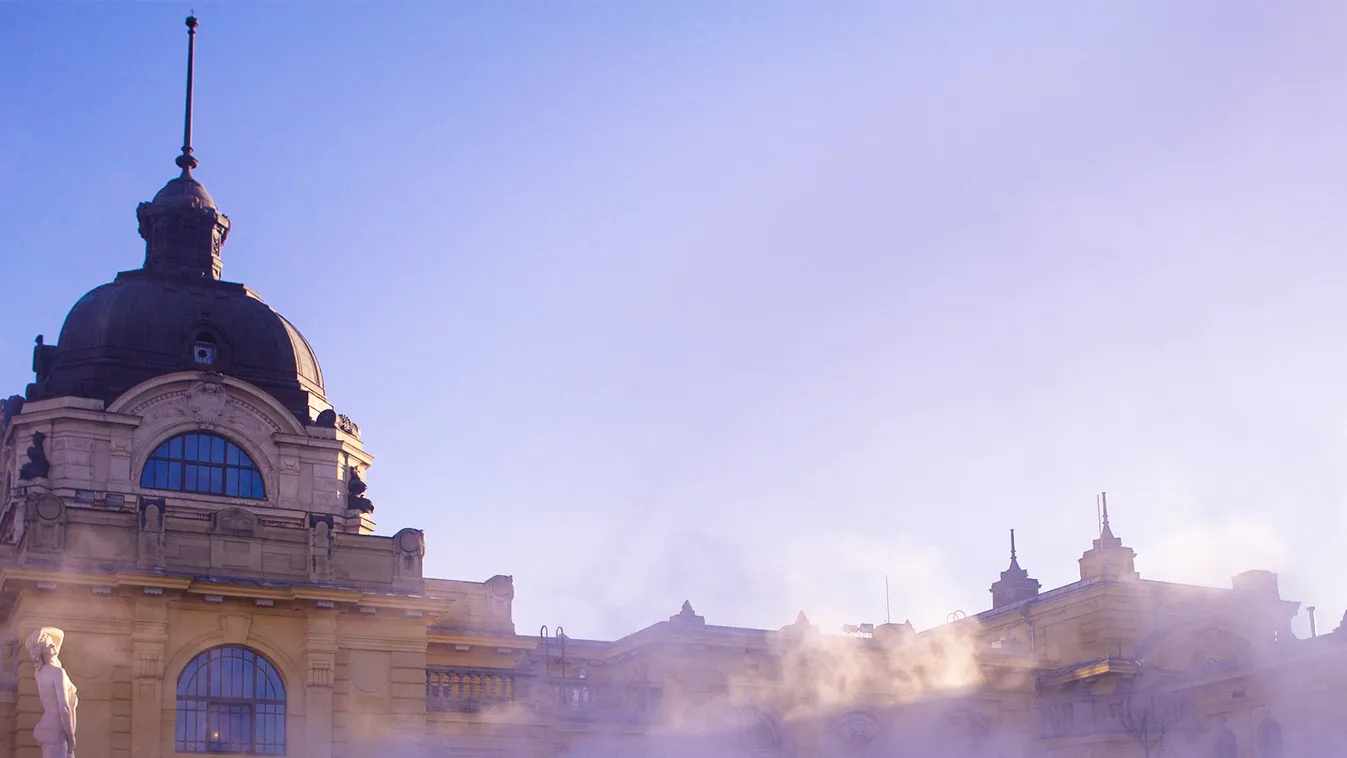 Fürdőzők a Széchenyi gyógyfürdő szabadtéri termálmedencéjében 2017. január 7-én
Mínusz húsz fokban lubickolnak a Széchenyi fürdő vendégei a vízben 