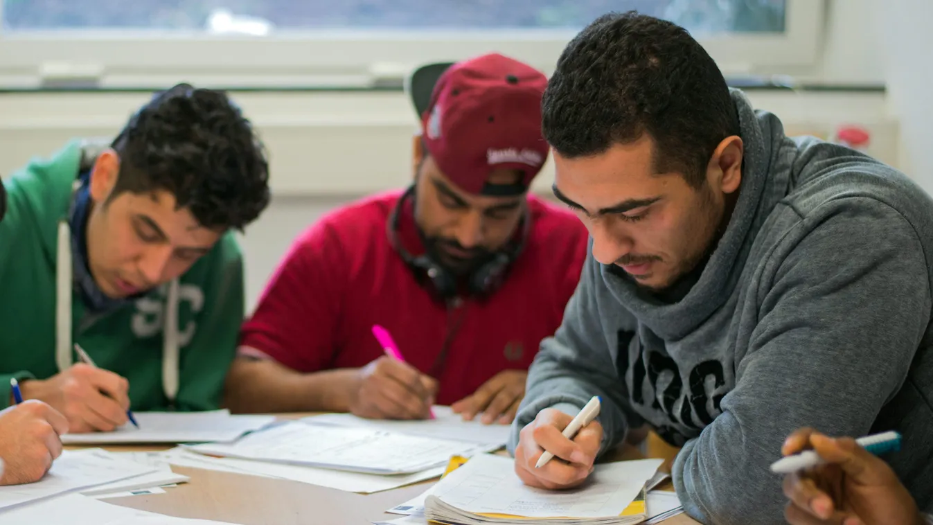 osztrák iskola, német nyelvet tanít menekülteknek Bécsben 