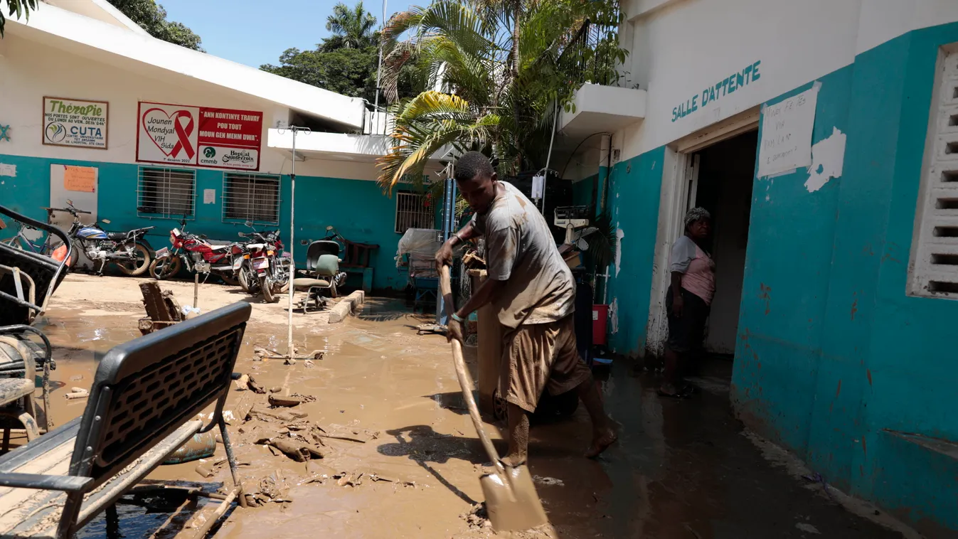 Leogane, 2023. június 6.
Az özönvízszerű esőzés és áradások után maradt hordalékot takarítja egy férfi a Saint-Croix kórház udvarán, Leogane településen 2023. június 5-én. A heves esőzések következtében legkevesebb 42 ember életét vesztette, tizenegyen el
