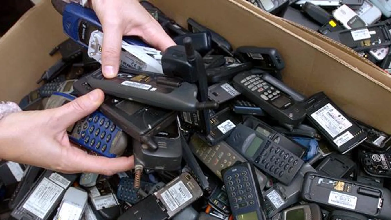 Tervezett elavulás, elhasznált mobilok egy francia újrahasznosító telepen 