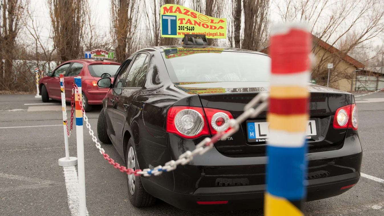 gépjárművezető vizsga Mazsola Tanoda rutinpálya tanulóvezető tanulóvezető-autó vizsgázik Budapest, 2012. március 8.
Egy tanulóvezető a gépjárművezetői gyakorlati vizsgára készül a Budapest Főváros Kormányhivatala Közlekedési Felügyelősége Budaörsi úti okt