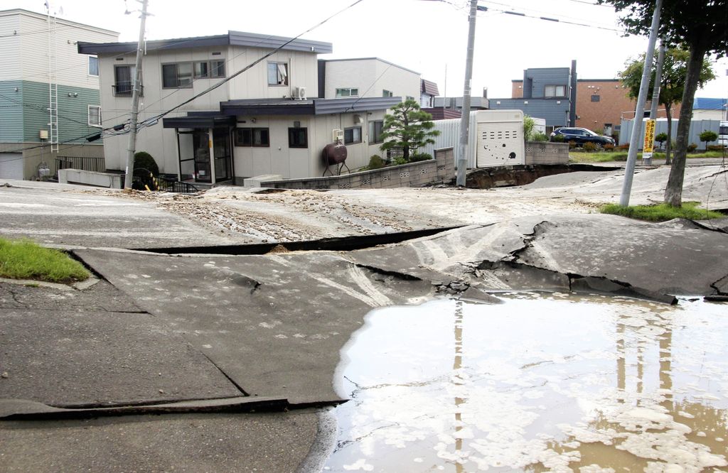 Japán, földrengés, természeti katasztrófa 