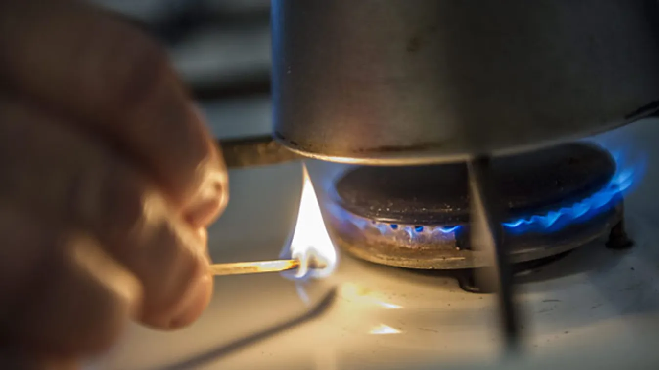 rezsicsökkentés gáz tűzhely láng
Lászlóné Tóth Irén gyújtja be egy gyufa lángjával egy gáztűzhely égőjét Orosháza közelében lévő tanyáján 