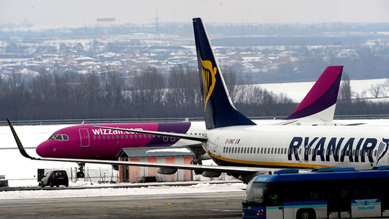 Ryanair és Wizzair (Wizz air) a budapesti repülőtéren 2012. február 15-én 
