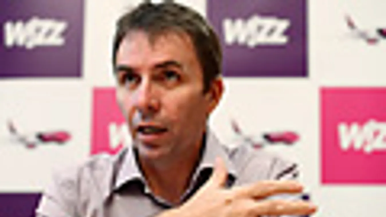 Váradi József, a Wizz Air vezérigazgatója sajtótájékoztatót tart a diszkont légitársaság járatbővítésről 2012. szeptember 10-én
