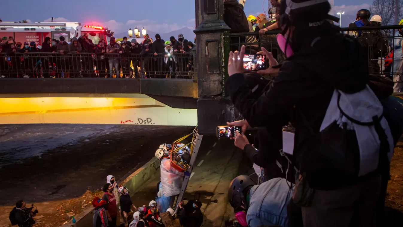 Chile, tüntetés, híd, 16 éves fiú 