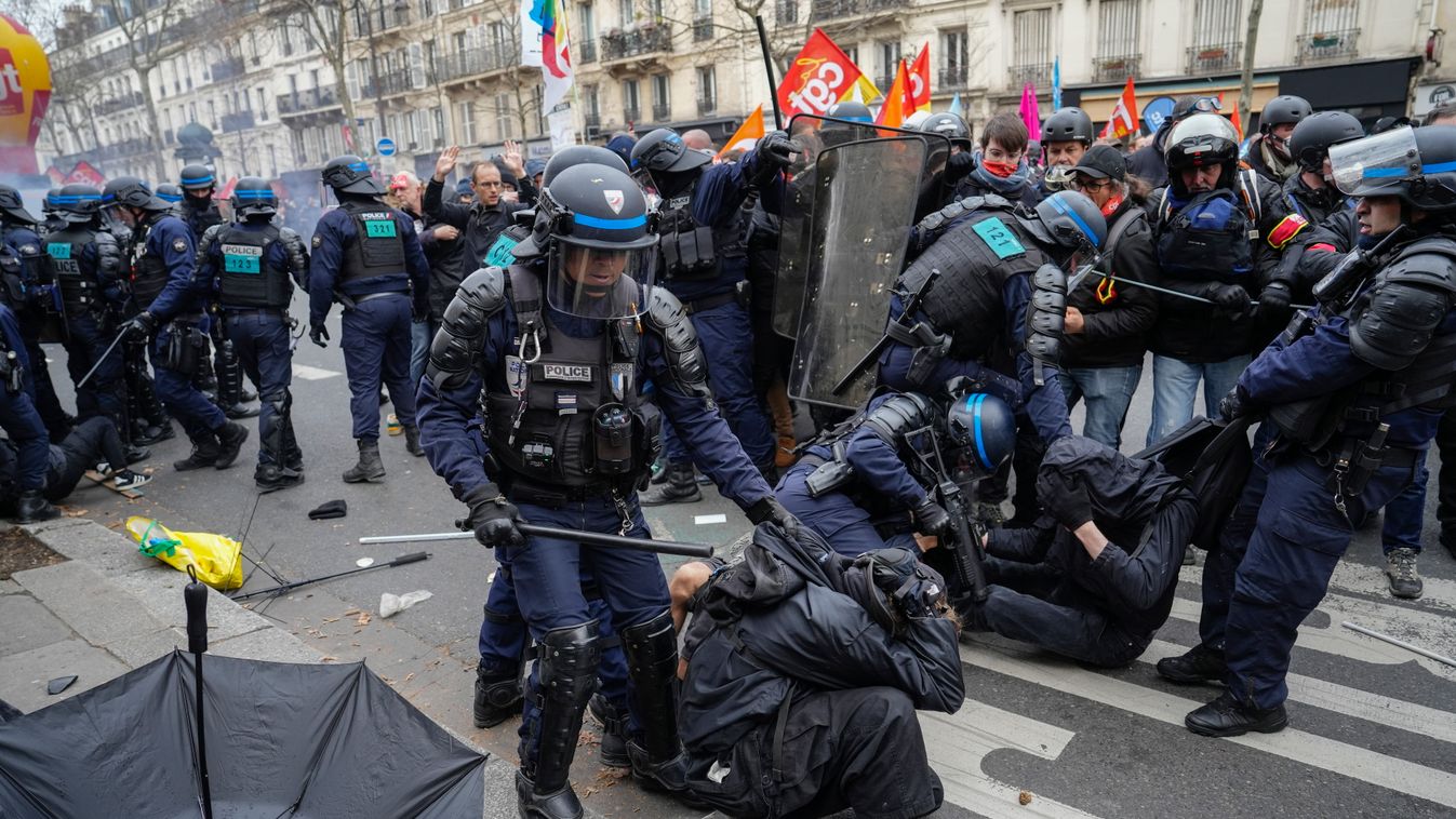 Párizs, 2023. március 11.
A francia kormány tervezett nyugdíjreformja ellen tüntetők és rohamrendőrök összecsapása Párizsban 2023. március 11-én. A nyugdíjkorhatár 62-ről 64 évre emelését előirányzó törvénytervezet ellen hetek óta tiltakoznak sztrájkokkal