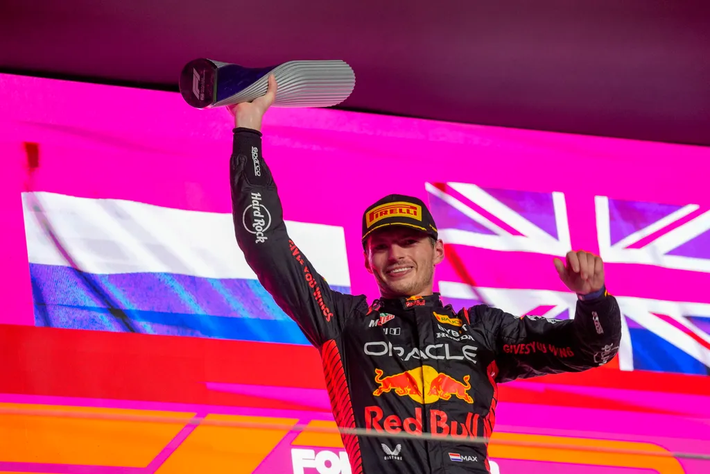 VERSTAPPEN, Max Loszaíl, 2023. október 8.
Max Verstappen, a Red Bull holland versenyzője a trófeával ünnepel, miután megnyerte a Forma-1-es autós gyorsasági világbajnokság Katari Nagydíját a loszaíli pályán 2023. október 8-án.
MTI/AP/Darko Bandic 