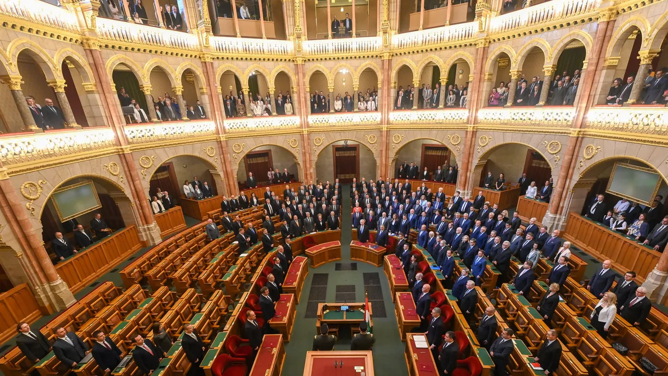 Megalakult az ötödik Orbán-kormány 
 VARGA Mihály; PINTÉR Sándor; NAGY Márton; ORBÁN Viktor; SEMJÉN Zsolt; NAVRACSICS Tibor; NAGY István; ROGÁN Antal; LÁZÁR János; CSÁK János; GULYÁS Gergely; SZIJJÁRTÓ Péter; VARGA Judit; PALKOVICS László; ILLYÉS Tibor 