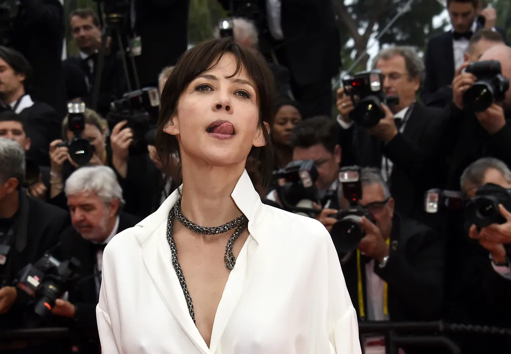 CINEMA CANNES FILM FESTIVAL FILM FESTIVAL HORIZONTAL MONTEE DES MARCHES ACTRESS PHOTOGRAPHER PRESS PHOTOGRAPHER PHOTOGRAPHING JURY BUST ATTITUDE STICKING TONGUE OUT JEWELLERY NECKLACE OFFBEAT 