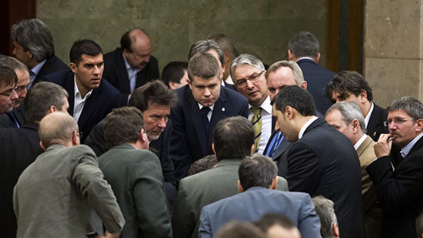 parlament, országgyűlés, plenáris ülés, év végi hajrá a törvényhozásban, Lázár János, a Fidesz frakcióvezetője (j4) beszélget képviselőcsoportjának tagjaival