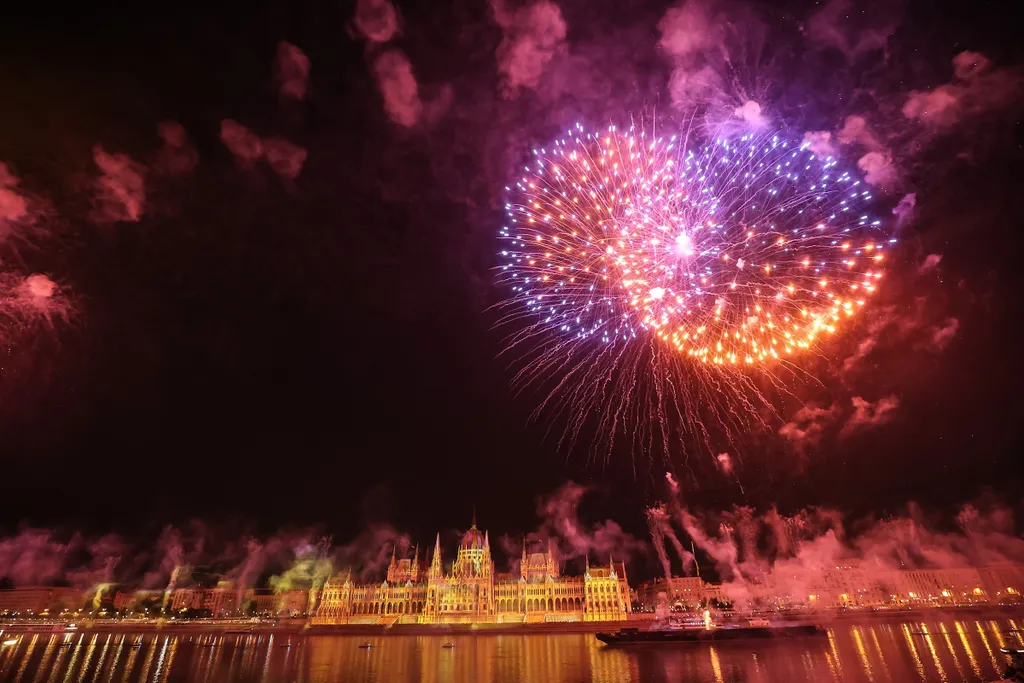 Tűzijáték, Budapest, 2022.08.27., tömeg, „Tűz és fények játéka" című műsor, fényfestés, drónshow, 
