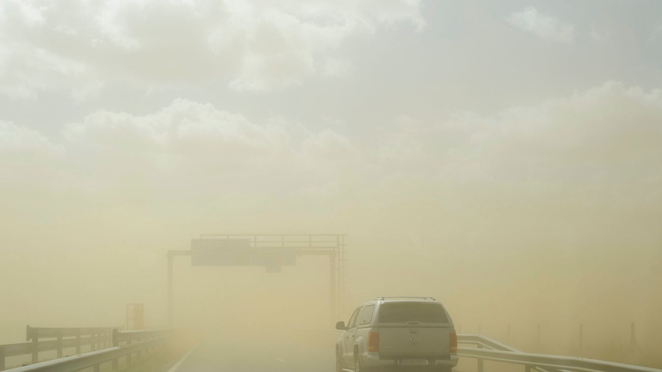 Debrecen, 2015. április 1.
Egy terepjáró a homokviharban az M35-ös autópályán, Debrecen közelében 2015. április 1-jén. Kilenc megyére és a fővárosra másodfokú, nyolc megyére elsőfokú figyelmeztetést adott ki a viharos szél miatt az Országos Meteorológiai 
