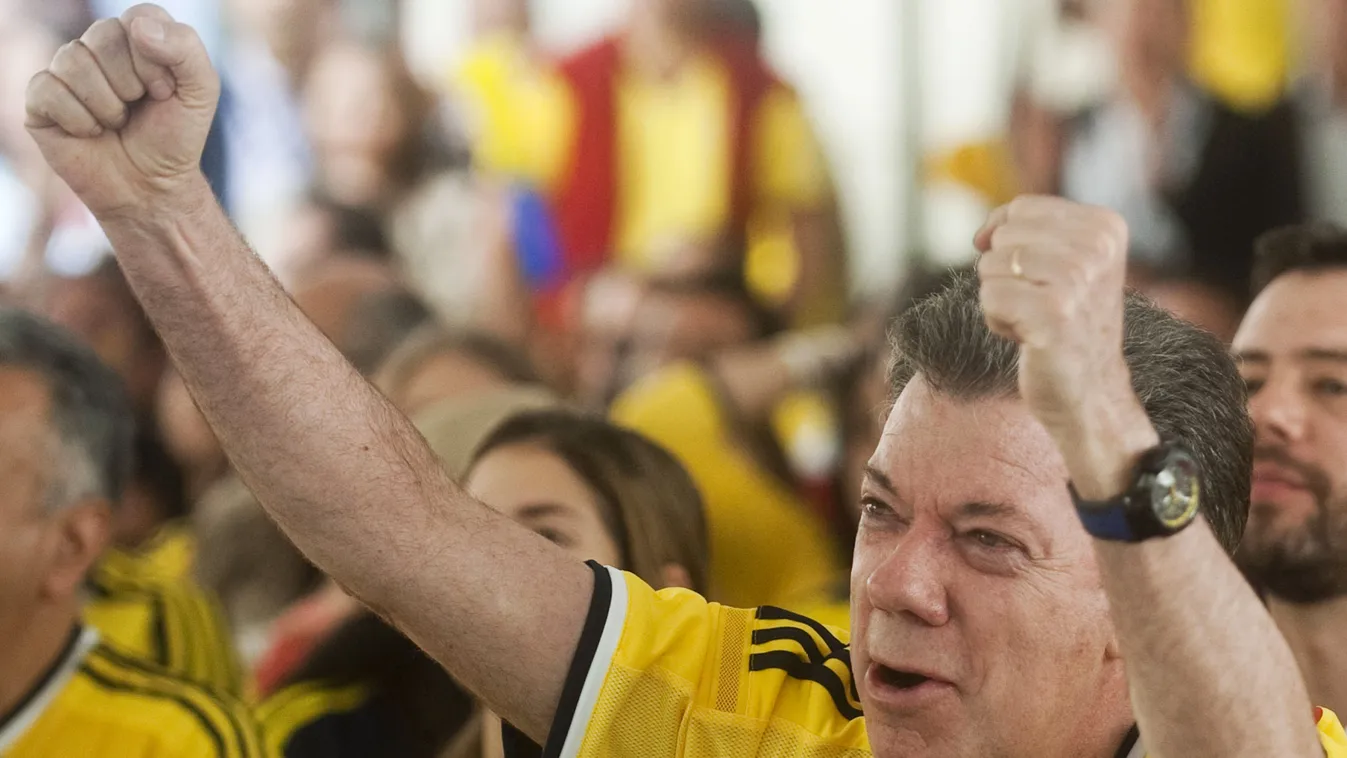Juan Manuel Santos kolumbiai elnök a TV előtt szurkol a Kolumbia - Görögország mérkőzésen 