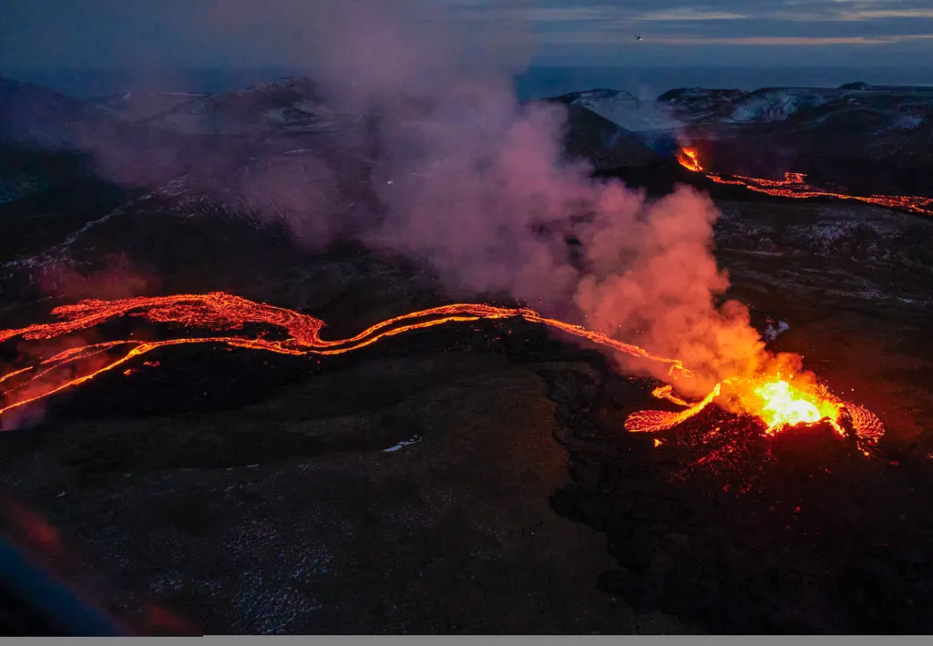 TOPSHOTS Horizontal NATURAL DISASTERS VOLCANO VOLCANO ERUPTION LAVA FLOW NIGHT 