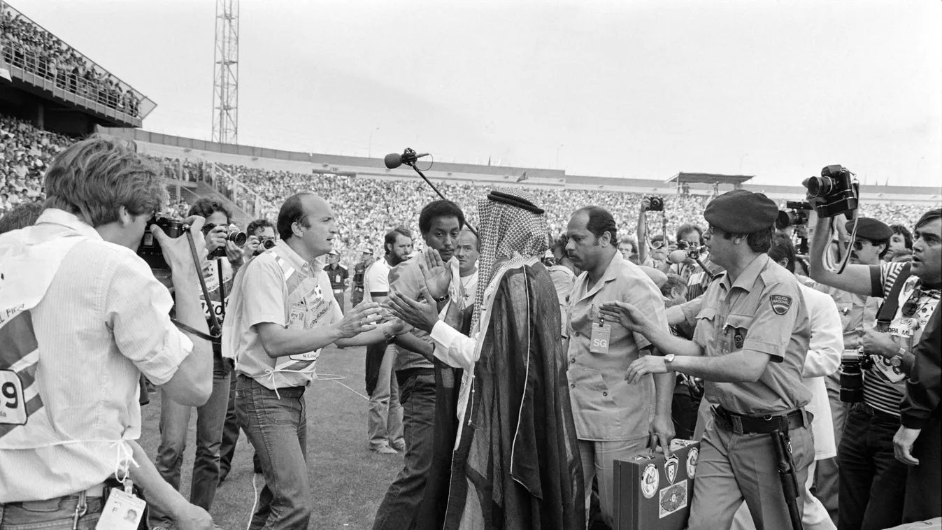 WORLD CUP-1982-FRANCE-KUWAIT Horizontal WORLD CUP MATCH FOOTBALL SHEIKH PRESS MEDIA SPORTS FIELD PRESS PHOTOGRAPHER GESTURE FACE TO FACE GRANDSTAND 
