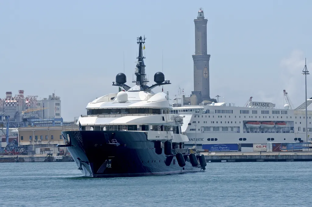 Seven Seas Spielberg Steven Spielberg eladja az álomjachtját 
 Genoa,,Italy,-,June,10,,2015:,Steven,Spielberg,Yacht,,The diesel,lighthouse,charter,fuel,rope,navigator,cabin,logistics,sh 