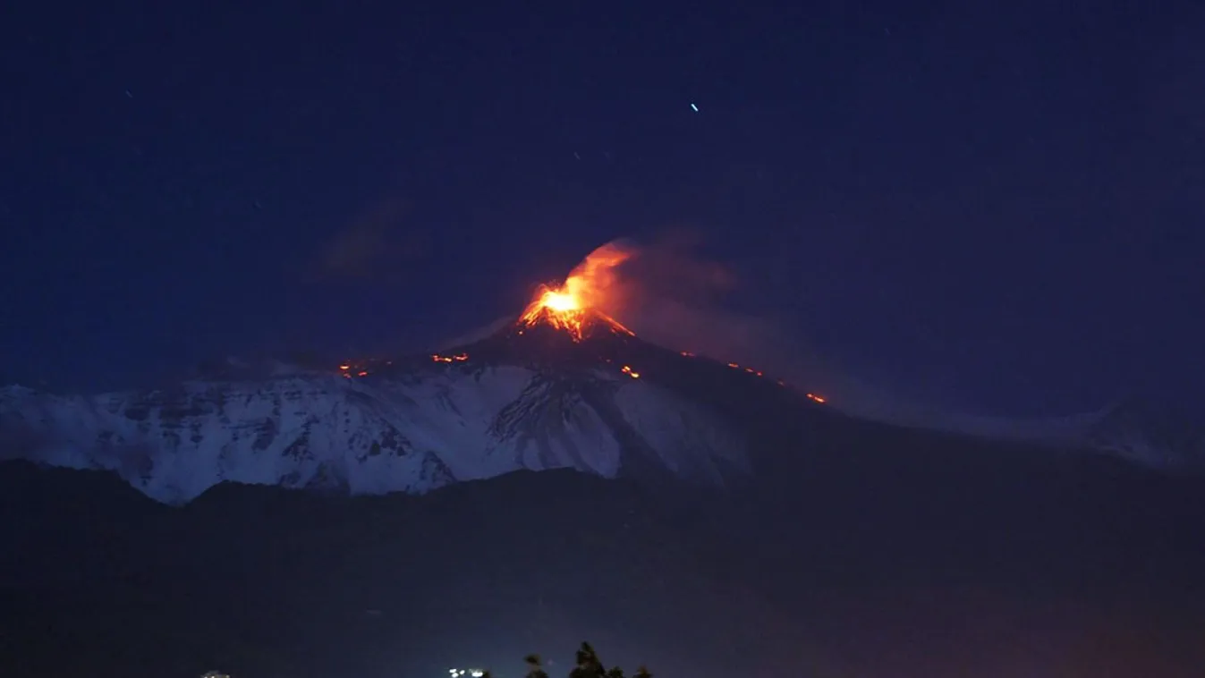  Izzó lávát lövell ki magából az Etna, Európa legnagyobb és legaktívabb vulkánja a szicíliai Catania város közelében 2013. november 11-én éjjel