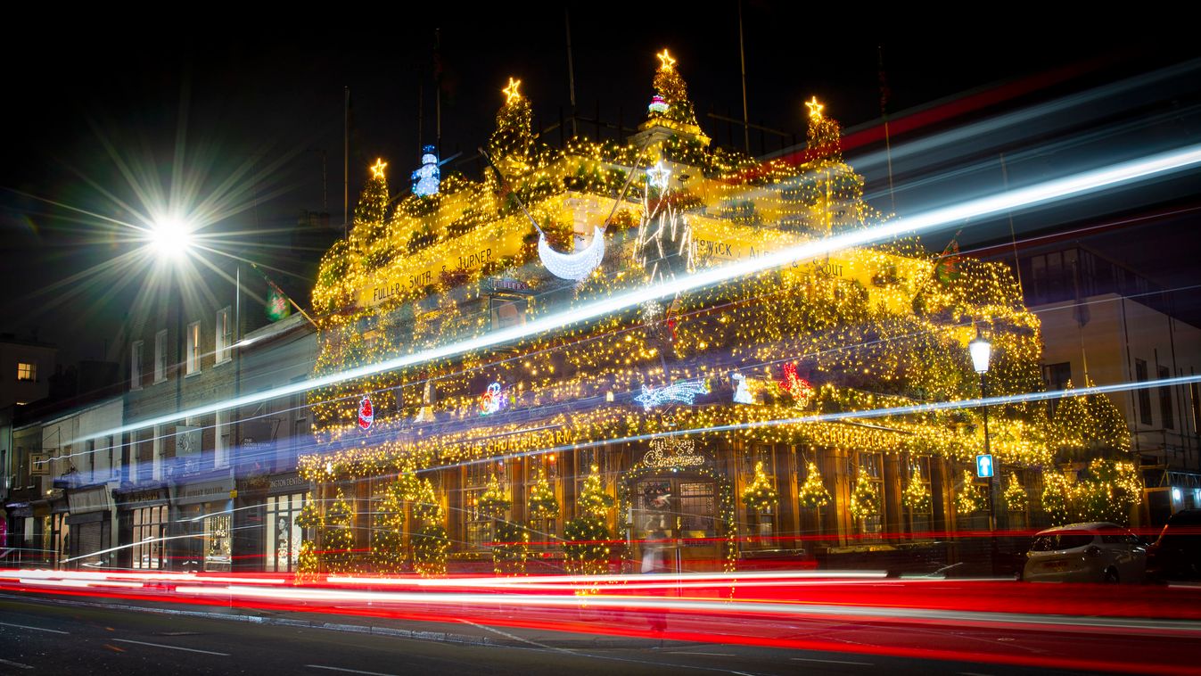 55 karácsonyfa 150 ezer led fény dísz London pub 