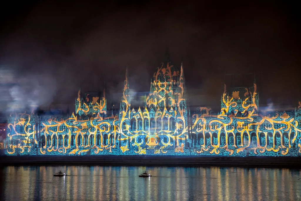 Tűzijáték, Budapest, 2022.08.27., tömeg, „Tűz és fények játéka" című műsor, fényfestés, drónshow, 2 rész 