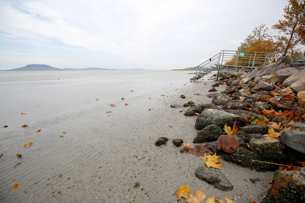 Kibillent a Balaton a viharos szélben 