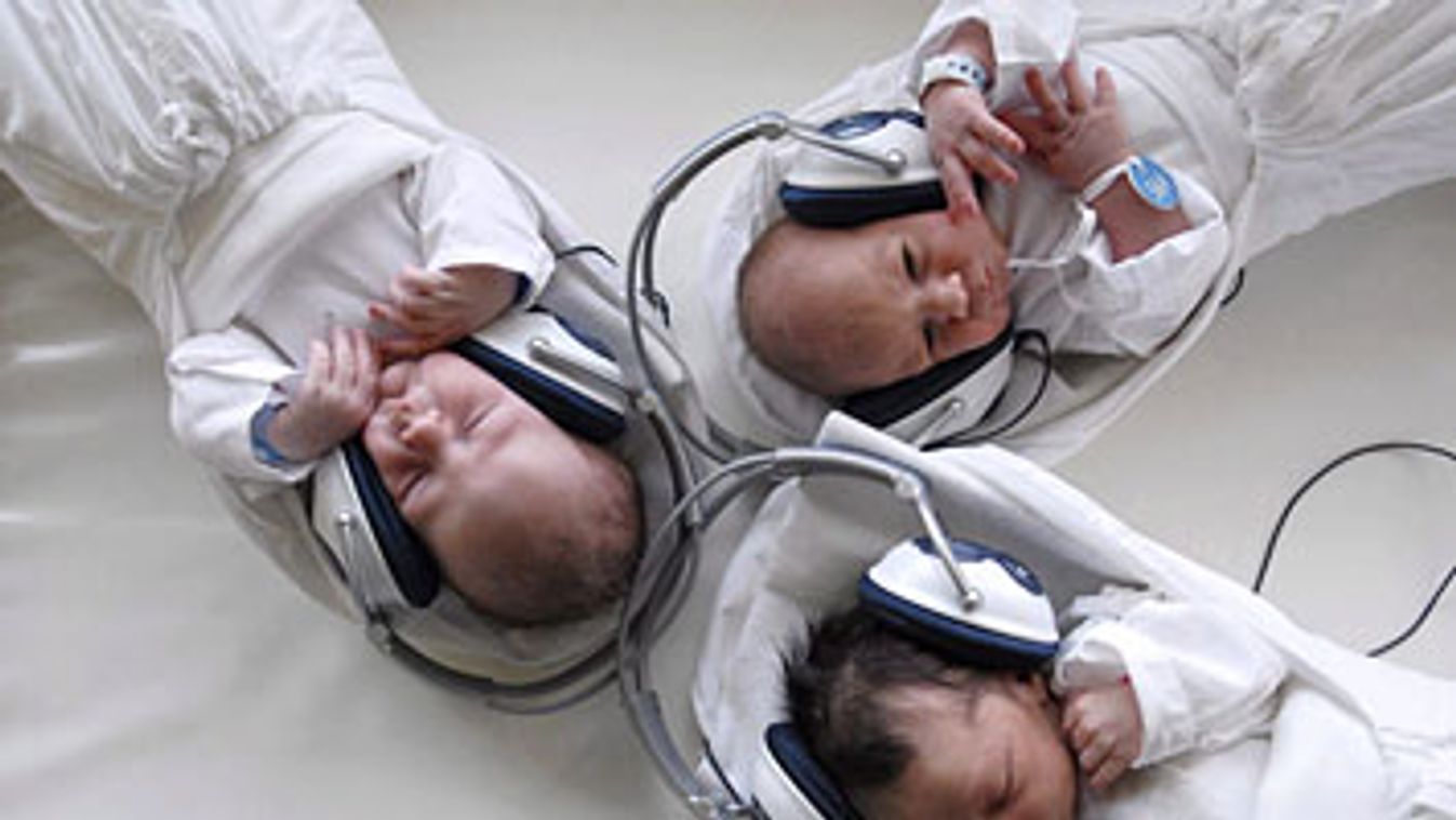 születések, Matolcsy György szerint nőtt a születések száma, gyermekvállalás, Újszülöttek fejhallgatón zenét hallgatnak egy  szülészeti magánintézetben 2007. január 3-án, Kassán