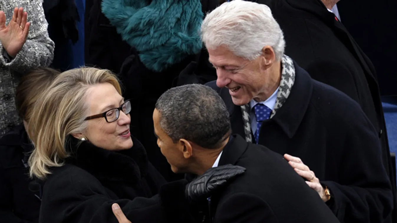 Hillary Clinton leköszönő külügyminiszter és Barack Obama, valamint Bill Clinton a második beiktatás idején 