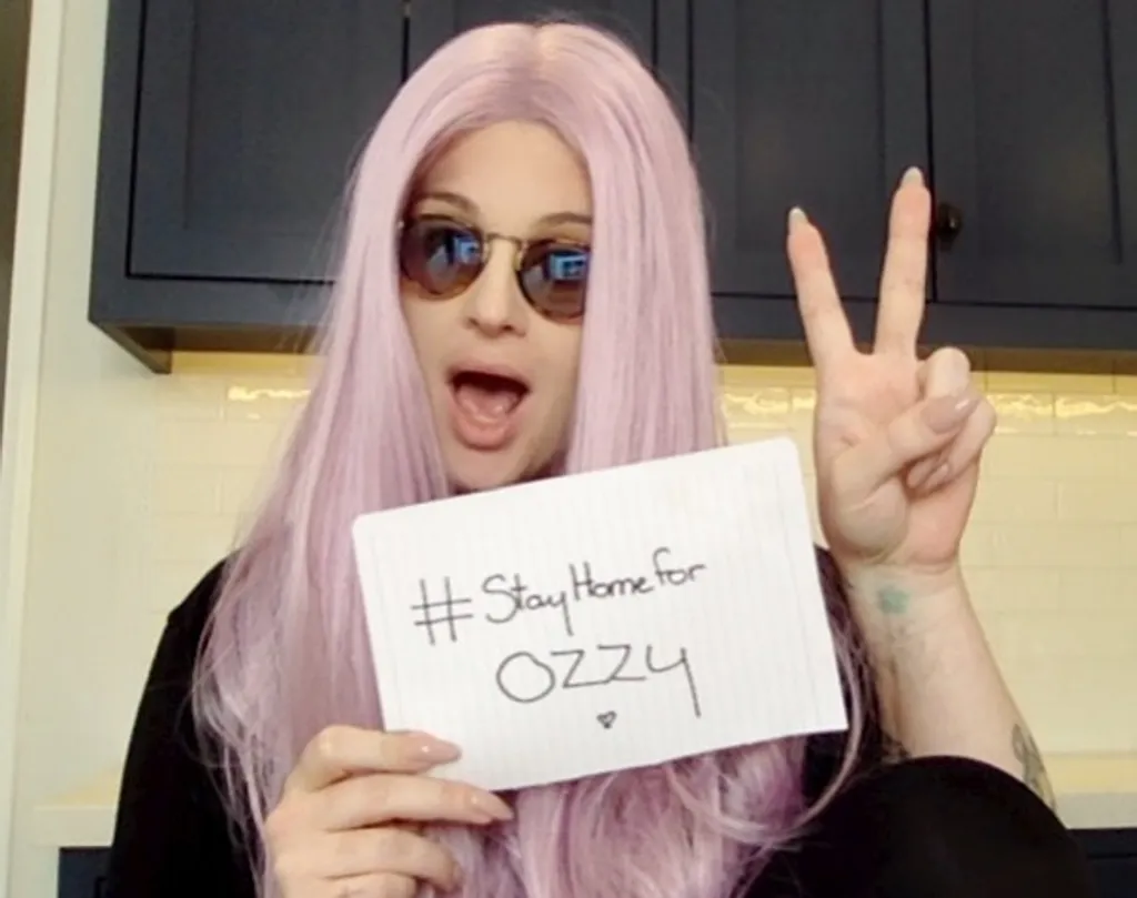 Kelly Osbourne arra kéri a rajongókat, hogy a 71 éves apjáért, Ozzyért maradjanak otthon 