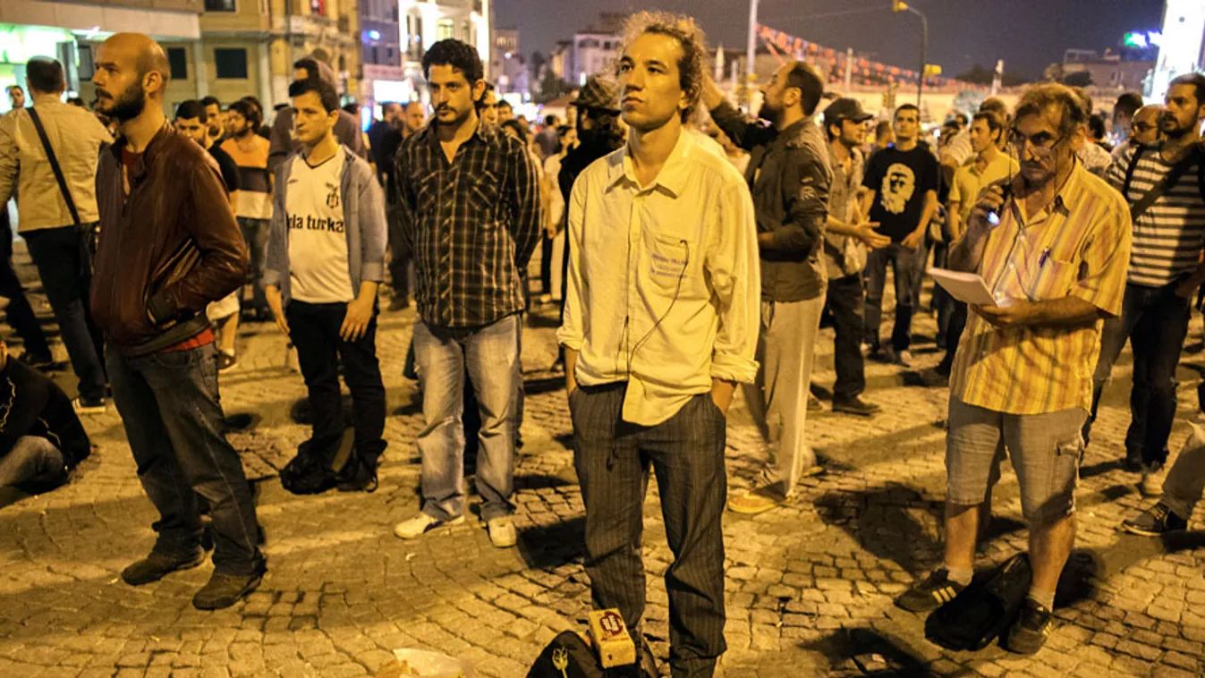 Erdem Gunduz török koreográfus, órákon át állt a téren, Taksim tér, Isztambul