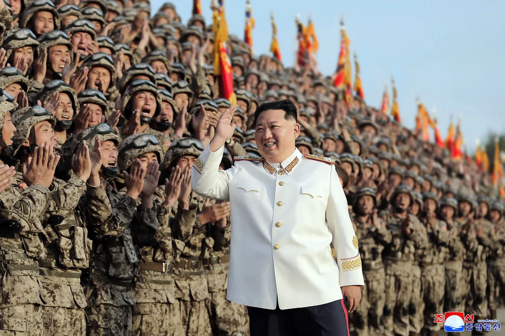 Észak Korea, Észak Korea 90. évforduló, katonaság, katonai felvonulás, hadsereg, katonaság, hadászat, ünneplés, ünnep, Kim Jong Un, Kim Dzsong Un 