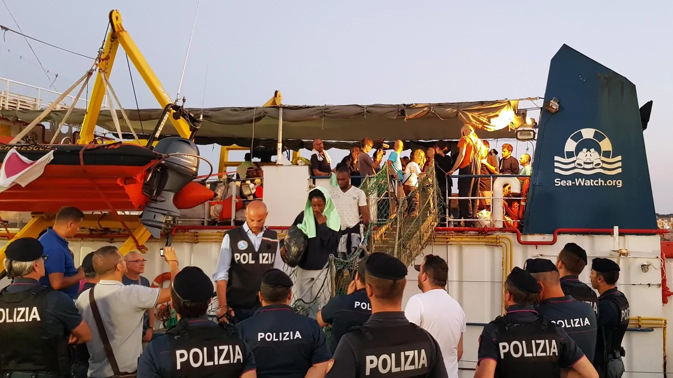migránshajó kiköt olaszországban 